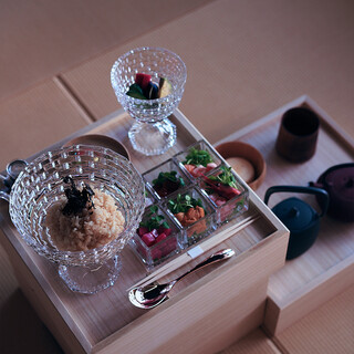 30種のネタから選ぶ、自分好みの「金沢薬味海鮮丼」を愉しんで