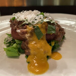 パッソ・ア・パッソ - 揚げニョッキ、チーマディラーパ（西洋菜花）ニンジンのソース、パルメジャーノレッジャーノ
      岩手県産カラスのラグーのソース