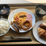 ホテルルートイン - 料理写真:今回の布陣は
先陣スクランブルエッグとソーセージとパン
次鋒気持ち多めの白飯とシャケフレークと漬物
それに汁物2つで何をするのかというと