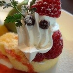 セルフィーユ - デザートの苺はサンタ仕様♪