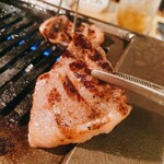 肉の変態集団 疾風ホルモン - 焦げ目入りのレアが美味い