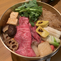 本格肉料理 丸小 - 銅鍋で作っていただくすき焼き(サーロインの2枚目はこのような形)