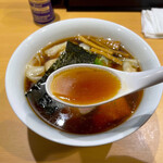 らぁ麺 すぎ本 - 丸鶏などの鶏ベースのスープに魚介や香味野菜などの風味を加えた多層的な旨味のスープ