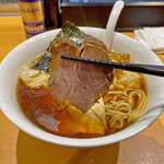 らぁ麺 すぎ本 - 周囲はしっかり焼き上げられていて、中はジューシーなチャーシュー