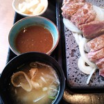 Ishiyaki Suteki Zei - サーロインステーキランチ200g ￥1400のオニオンソース、味噌汁、漬物（H24.12.22撮影）