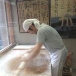 手打うどん くうかい - この体勢は腰に来ますね。