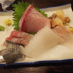 金町製麺 - 刺身盛（ブリ、イワシ、真鯛昆布〆、スルメイカ、アジ酢〆、つぶ貝）