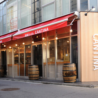 イタリアンな赤が映える店内は、明るく居心地の良い雰囲気◎