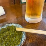 味治 - お通しは”めかぶ”