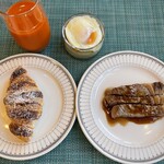 アクアベル - クロワッサンに卵料理とステーキです。