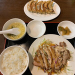 菜々香 - 揚げ鶏肉香りソースかけ＋餃子セット　950円