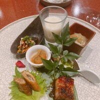 中華寝台 - 前菜盛り合わせ(皮蛋豆腐、クラゲ、北寄貝、叉焼ブルーチーズ添、鰙、子持昆布、よだれ鶏)