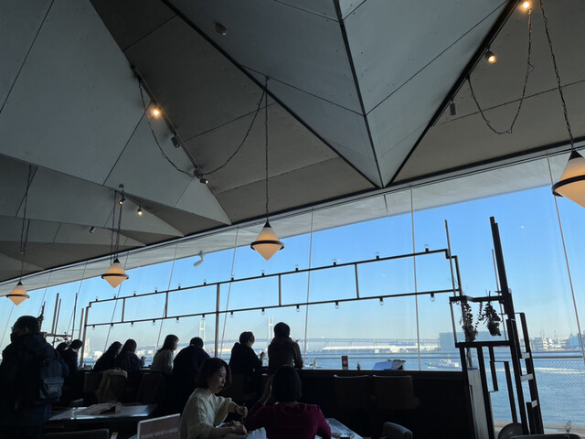 内観写真 : cafe&dining blue terminal - 日本大通り/カフェ | 食べログ
