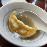 Gyouza No Manshuu - 2口、レンゲでスープを飲んだ後にドボン。水深浅過ぎました(^^)