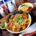 元祖やきとり串八珍 - 炙り親子丼　サラダ、お新香、鶏スープつき