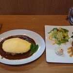 プリモピアット ル・カンパーニュ - チーズ入りチキンライスのオムライス　1,500円
            のオムライスと前菜