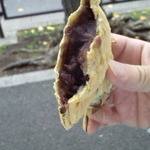 浪花家 江戸川橋 - 鯛焼きの断面。ぱりっ、さくっとした皮の中には甘すぎずじょうひんなつぶあん