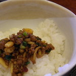 ろぉしゃん - 汁なし坦坦麺の具オンザ白飯