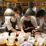 セララバアド - 作業するシェフとスタッフ