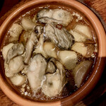 12 - 牡蠣とキノコのアヒーージョ