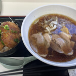 ROYAL - 醤油ラーメンひれかつ小丼　1100円