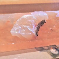 一心鮨 光洋 - 鯛に岩塩の塩気をまとわせる