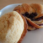北海道香熟パン 極み - 料理写真:極めろん（手前）と極みあん（奥）