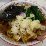 青島食堂 - 青島食堂（青島ラーメン700円＋薬味刻みねぎ50円＋自家製メンマ50円＋茹でほうれん草50円で計850円）