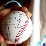 ギョウザ家サンタ - 中畑清さんのサインボール！？