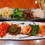 焼肉 スタミナ苑 - ナムルとキムチの盛り合わせ