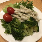 Dontei - サラダバー（レタス／ブロッコリー／トマト／ごぼうと水菜のサラダ）