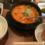 Haru kawa - スンドゥブチゲ。ご飯に韓国海苔、ナムル、食後にゆず茶ついてます。