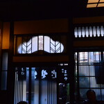 神田まつや - 歴史ある家紋の欄間