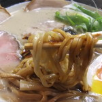 俺のラーメン あっぱれ屋 - 「旨味爆発　味の万華鏡型ラーメン」の麺ゎこんな感じ