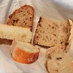 ワイン食堂 ル・プティ・マルシェ - ヘルシーチキンのサラダプレート 1050円 のラトリエ・デュ・パンの焼き立てパン