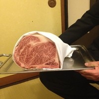 ざくろ 銀座店 - ハイ、こちらがA５ランクの肉でございます～♪