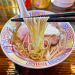 ラーメン246亭 - 麺は北海道産小麦を使用した細麺ストレート