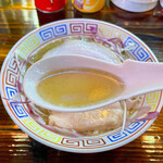 ラーメン246亭 - スープはアニマルオフ（動物性の出汁は不使用）で、香味油に比内地鶏とアグー豚、そして牛脂を使い、焼きアゴの風味を移したもの