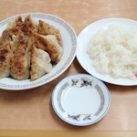 中央亭 - 餃子大10個とライス大盛り