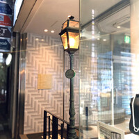 シノワ 銀座店 - この街路灯が目印です。（地下です。）