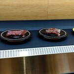 廻転レーン焼肉 いっとう - ベルトコンベアーで運ばれてきます