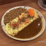 カレーの店 八月 - 【八月カレーあいがけキーマ】（1090円税込）