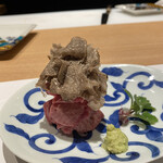 肉割烹 岡田前 - 神戸牛タンのタン中刺身とヒマラヤ冬トリュフ