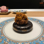 肉割烹 岡田前 - 松阪牛と神戸牛のミックスメンチ 根室の雲丹のせ