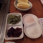 牛舎 - 塩二種類、たまりニンニク、ネギ塩、レモン２０１２，１２