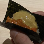 くるますし - 瀬戸内のワタリガニをカニ味噌および内子と共に炙った海苔に包んでいただく