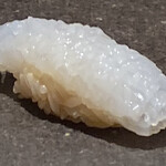 くるますし - 包丁で細かく切り込みをつけ 身の奥の旨みをよりじっくりと味わえるようになっている