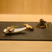 RISTORANTE IL NODO - ②-1：大根のソテー+フレッシュ、自家製唐墨、玉葱の根っこ？
                      ②-2：鮑のステーキ、根セロリ+林檎のピューレ、肝ソース
                      ②-3：バケット、サザエのアーモンドバター壺焼き、天然ナメコのソテーのせ