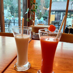 mokumokuとまとcafe - ジャージー牛乳、濃いトマトジュース