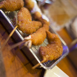 新世界 串かつ おこま - 左から串カツ(牛)、キス、エビ、豚。上のはマグロタルタル。